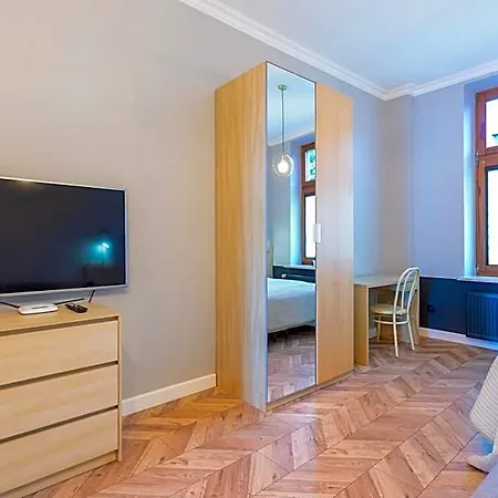 Apartman Lazarza 17 *